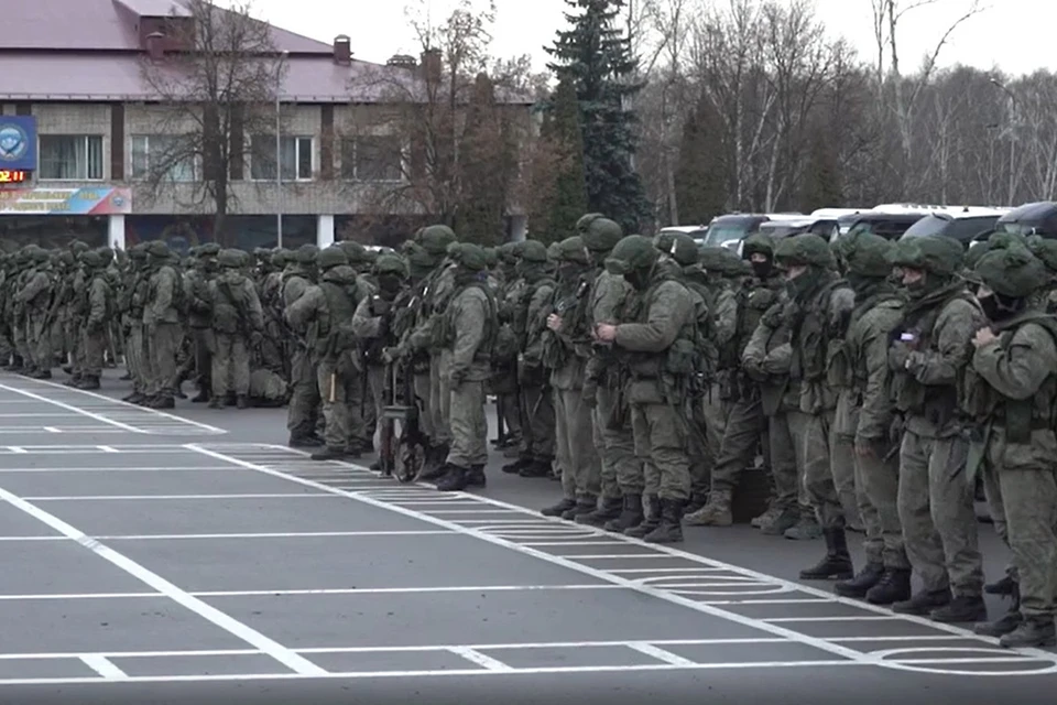 Минобороны России демонстрирует кадры отправки более 300 мобилизованных военнослужащих, прошедших подготовку и боевое слаживание на полигонах Воздушно-десантных войск в Тульской области.