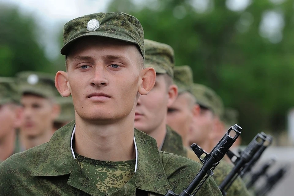 В Совфеде намерены обсудить с Минобороны РФ возможное увеличение срока службы в армии до двух лет