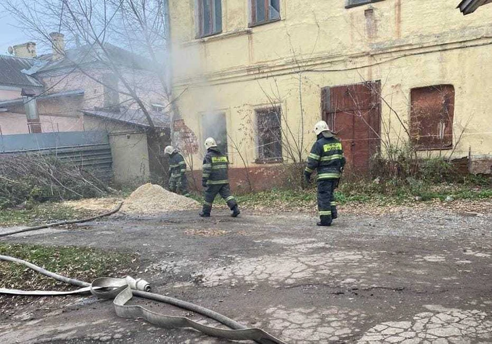В Зареченском округе Тулы загорелся заброшенный дом