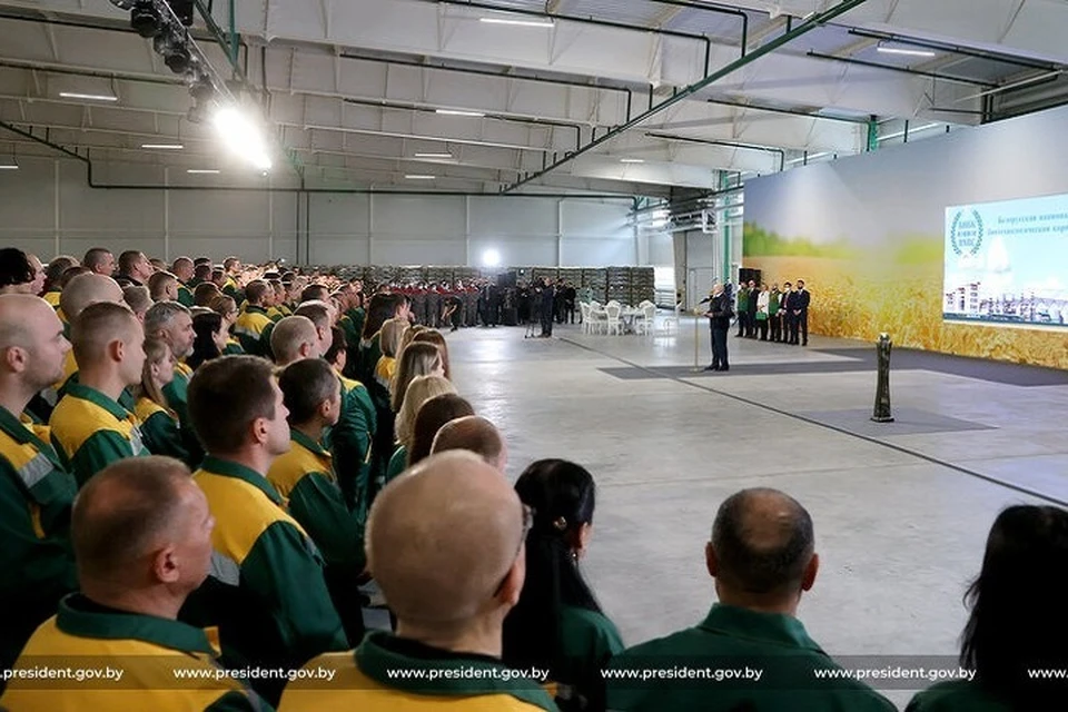 Президент Беларуси Александр Лукашенко выступает перед рабочими. Фото: president.gov.by