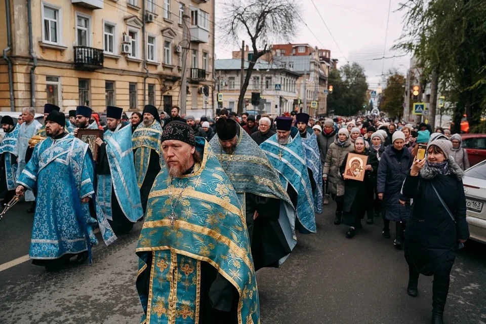 Верующие прошли от Покровского кафедрального собора до часовни святителя Алексия