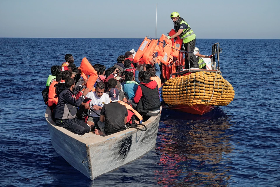 Мигранты из Африки осваивают новый маршрут, прибывая в Великобританию на лодках из Франции