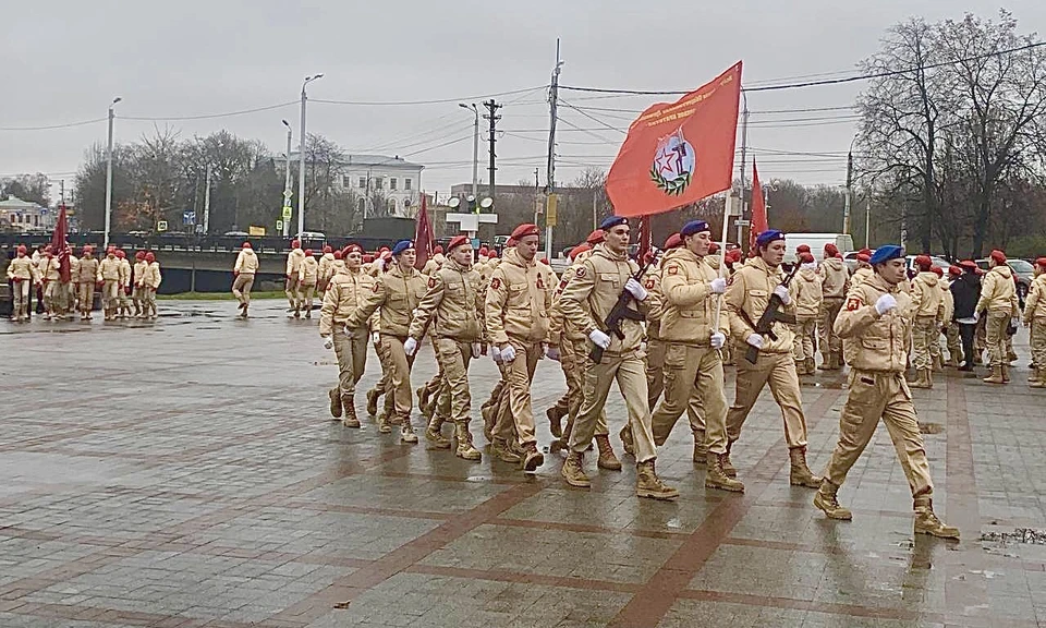 Юнармейцы прошли маршем у Обелиска в Твери. Фото: администрация Твери