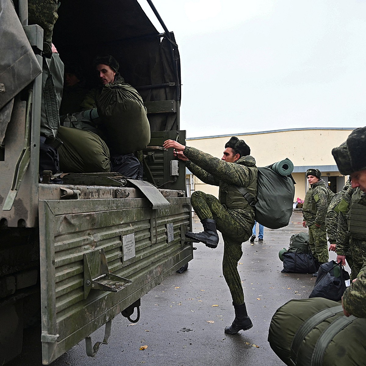 Зарплата командира полка в российской армии