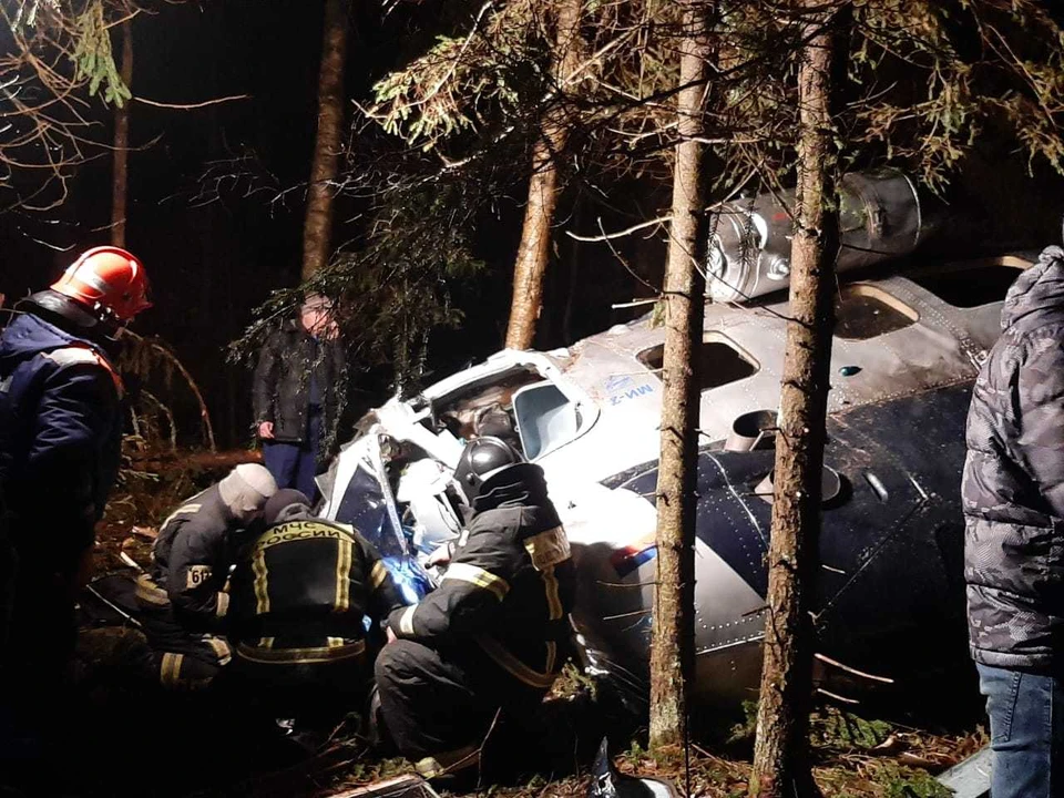Фото: эвакуация пострадавших при падении вертолёта Ми-2 под Костромой