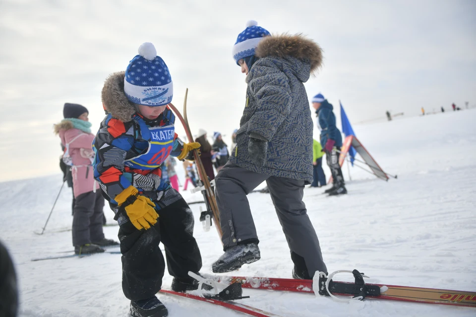 Провести выходной день всей семьей активно можно, отправившись на горнолыжные комплексы региона. Кататься на лыжах там научат даже самых маленьких членов семьи.