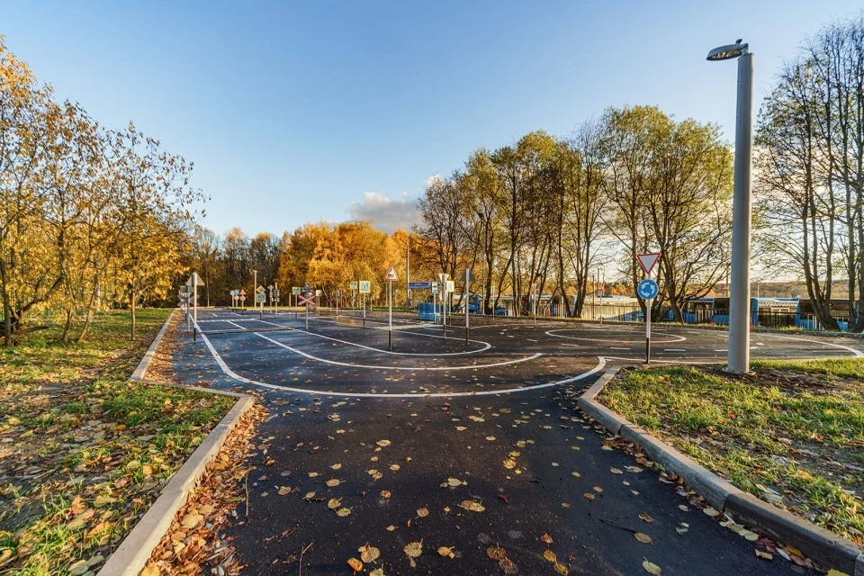 Все элементы в автогородке пропорционально уменьшены. Фото: пресс-служба Департамента капитального ремонта Москвы