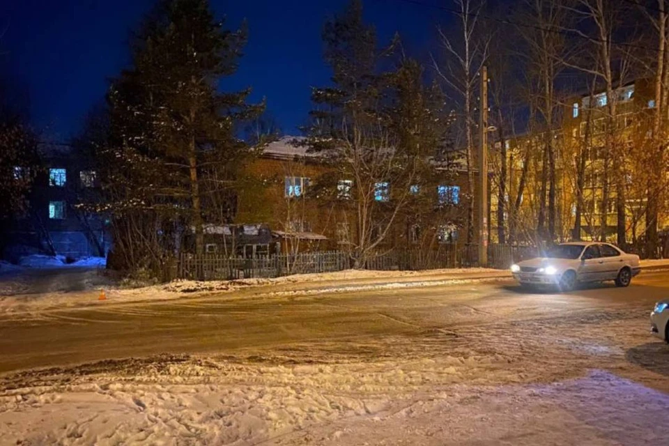 Пьяный водитель на "Хонда Партнер" сбил девушку на тротуаре в Иркутске.