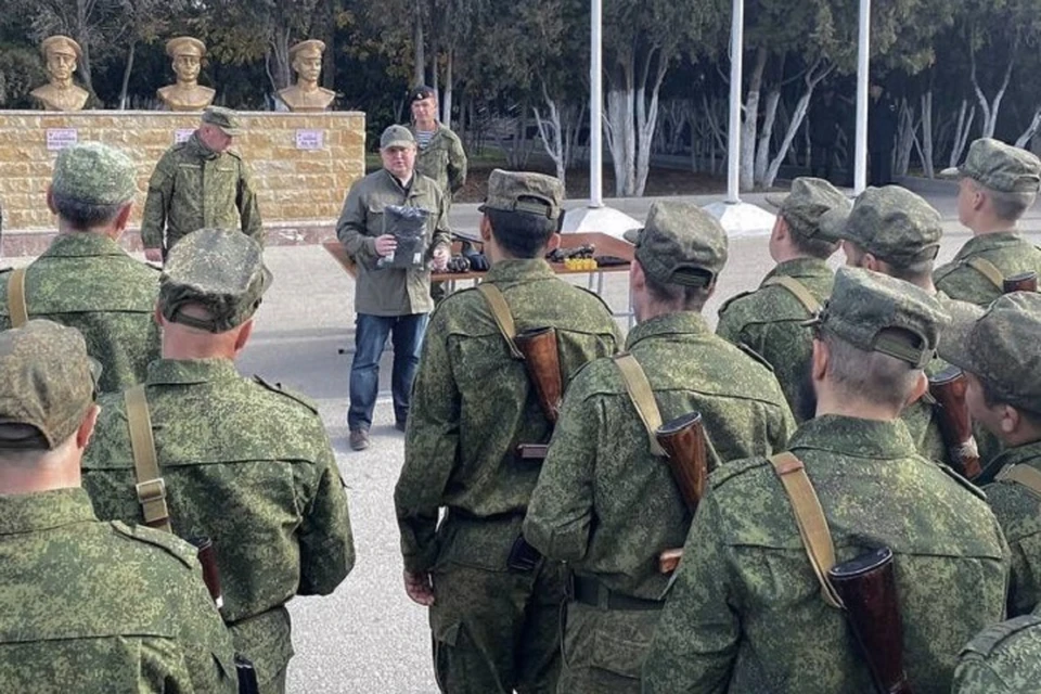 Михаил Развожаев передал спальные мешки и термобелье мобилизованным севастопольцам. Фото: Михаил Развожаев/Telegram