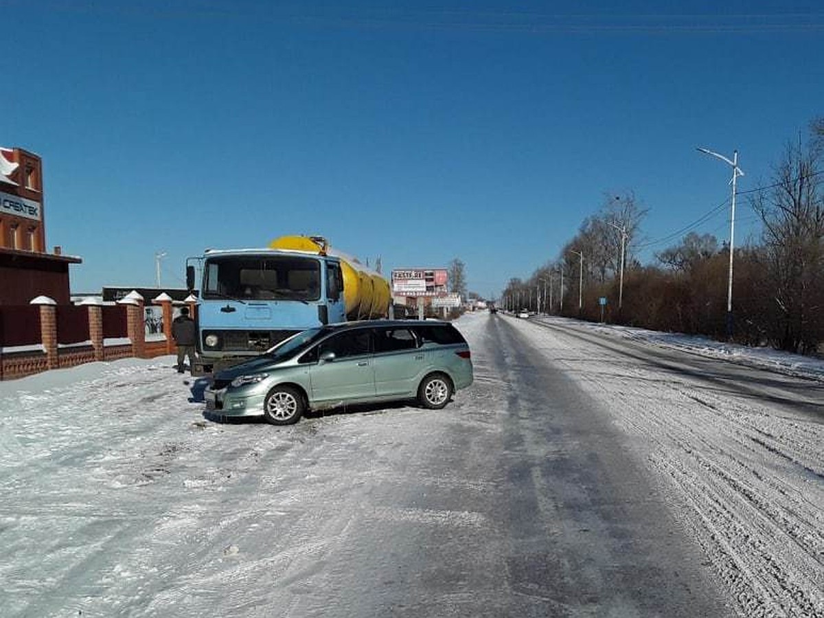 Полицейский спас мужчину из-под колёс автомобиля в Благовещенске - KP.RU