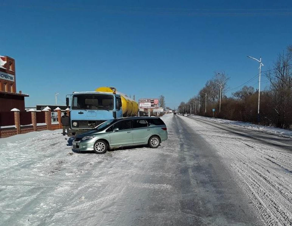 Полицейский и стоявший рядом мужчина получили травмы, но выжили. Фото: УМВД России по Амурской области.
