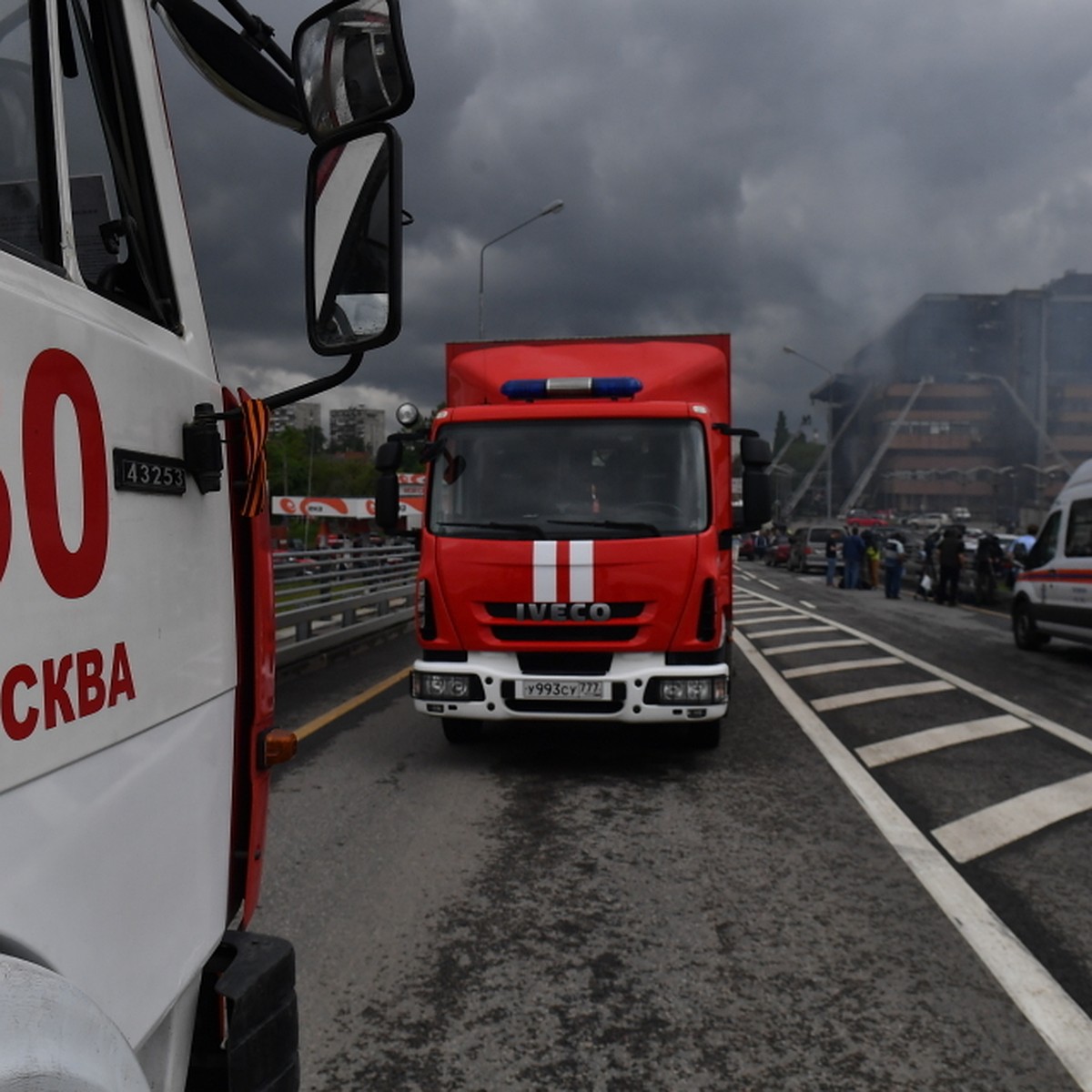 В Подольске пятый час тушат пожар на заводе «Зингер», распространившийся на  2,8 тысячи «квадратов» - KP.RU