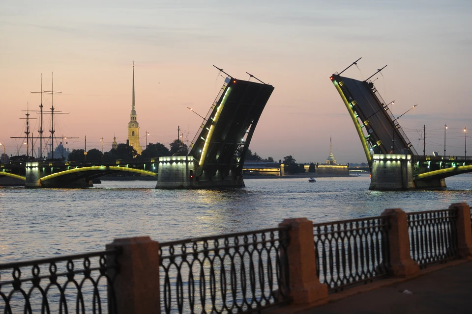 Разводка мостов на рукавах Невы прекратилась в Петербурге с 15 ноября