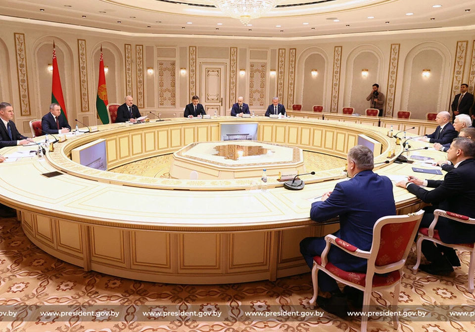 Во время встречи президента с делегацией из Челябинска. Фото: president.gov.by