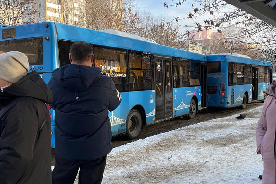 Несколько автобусов. Остановка автобуса. Автобус в городе. Автобус на улице. Троллейбус транспорта Верхневолжья.