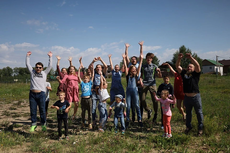 Участок под строительство многодетным семьям. Фотосессия многодетной семьи. Земельный участок многодетным семьям Ульяновск. Земельные участки многодетным. Земельный участок для многодетных Бусаргин.