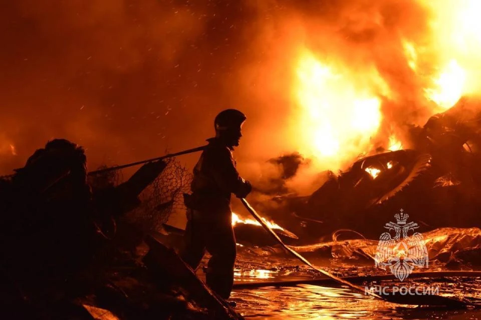 Площадь пожара составила 400 кв.м. Фото: МЧС по Мурманской области