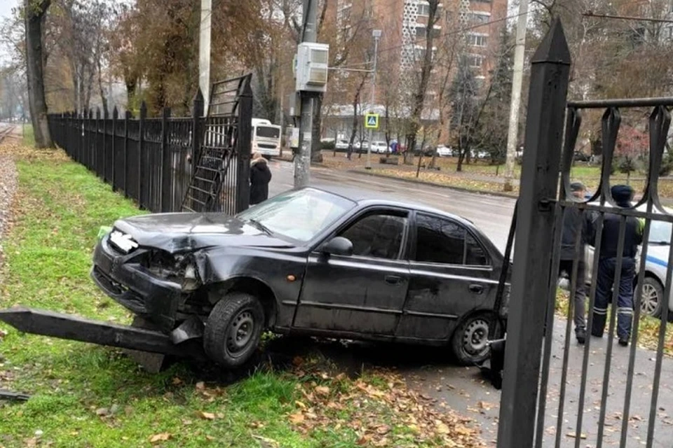 Сейчас сотрудники полиции еще устанавливают обстоятельства происшествия. Фото: отдел пропаганды УГИБДД