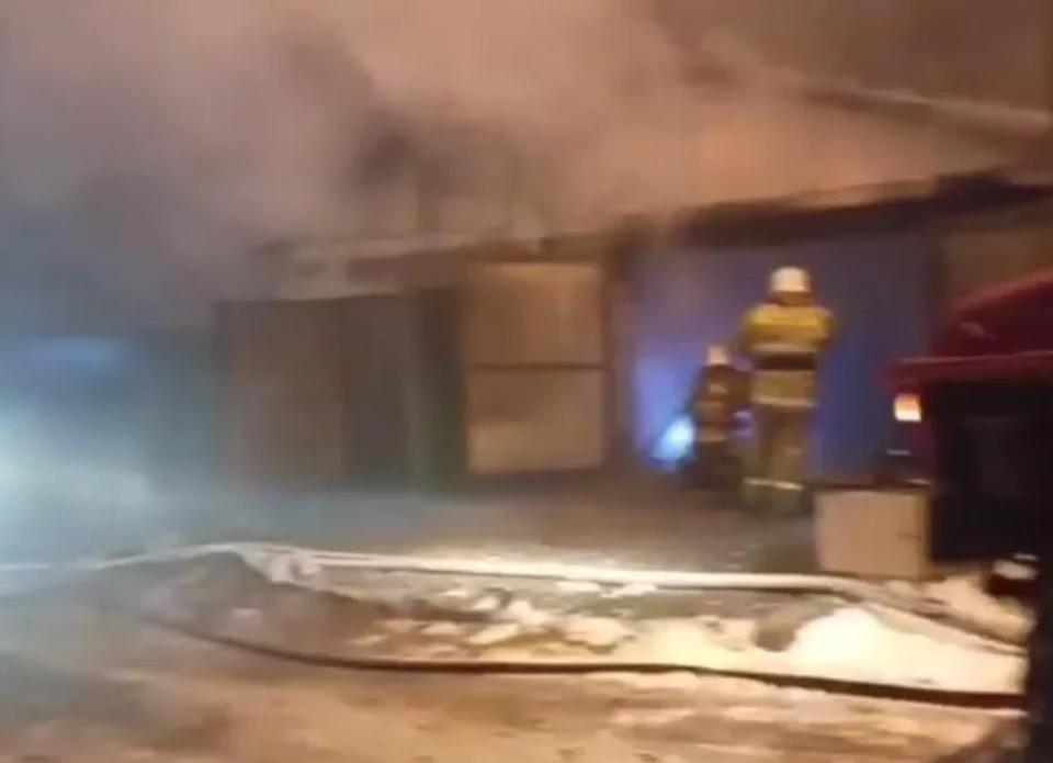Огонь повредил и гараж, стоящий рядом с жилым домом Фото: МЧС Башкирии