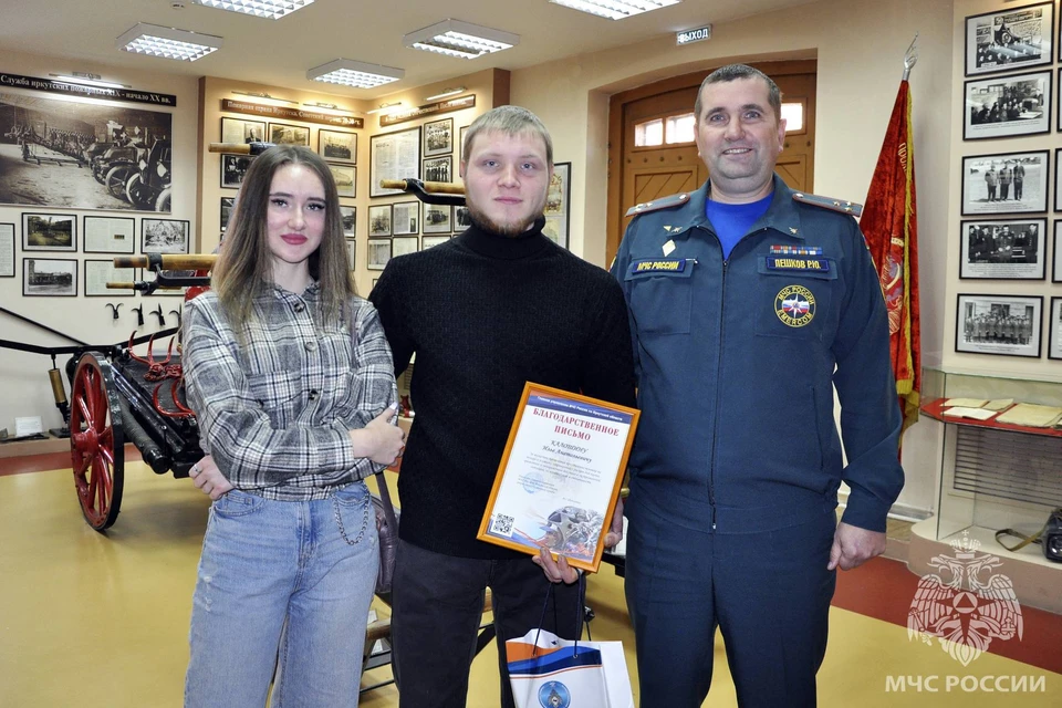 23-летнего парня пригласили на работу в МЧС после спасения женщины на пожаре в Шелехове