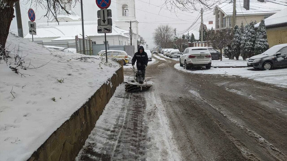 В Ленинском районе трудились 26 единиц техники и 63 рабочих комбината благоустройства. Фото управы