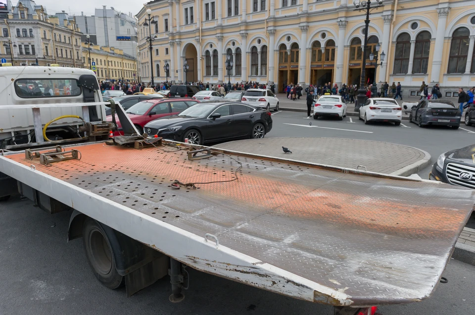 Приставы эвакуировали машину алиментщика, пока он выбирал сантехнику.
