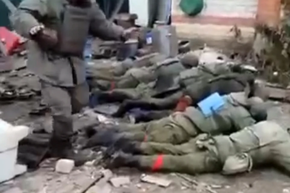 Несколько украинских «захистников» окружили вход в подвал, в котором укрывались наши ребята. Им предложили сдаться