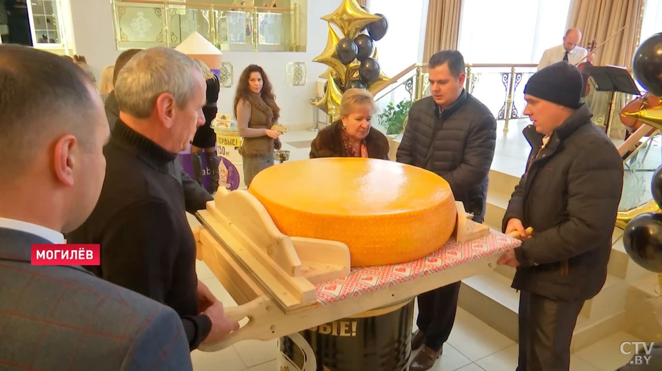 Вот так выглядит головка твердого сыра, весом 100 килограмм. Фото: телеканал СТВ