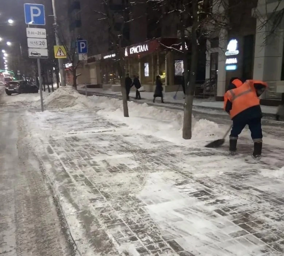 Работа по уборке снега продолжается.