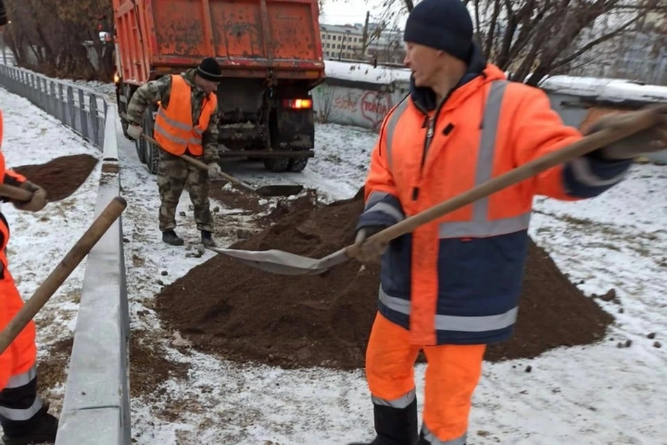 В Красноярске засыпали песком опасные стихийные горки возле «Космоса». Фото: ГИБДД