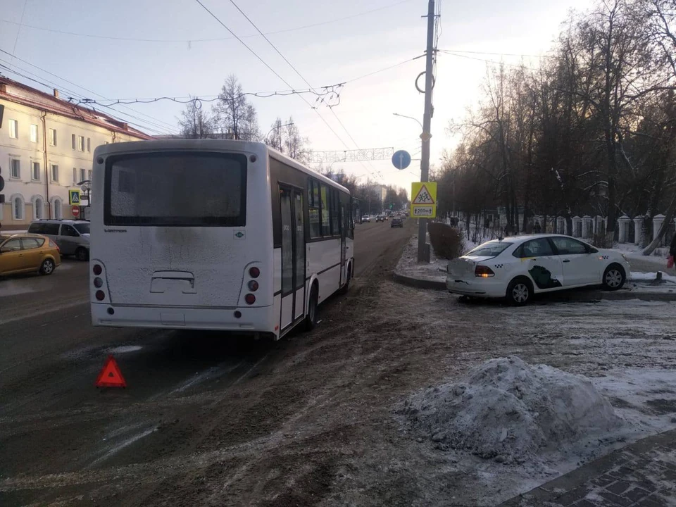 Водитель такси пострадал в ДТП с автобусом на проспекте Ленина в Томске.
