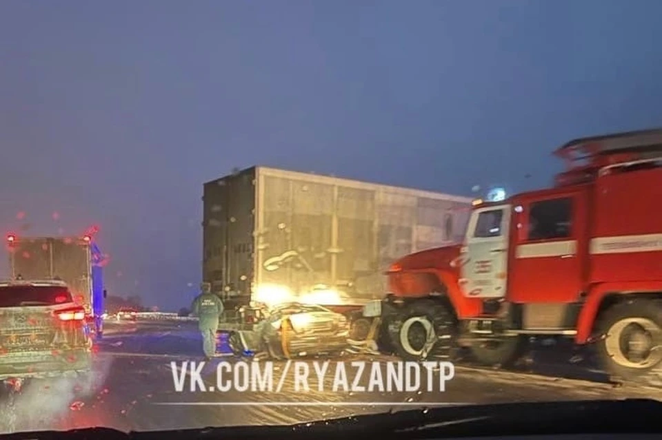 Автокатастрофа с тремя погибшими произошла примерно в 4:30 на 167 километре трассы М5 «Урал». Фото: vk.com/ryazandtp