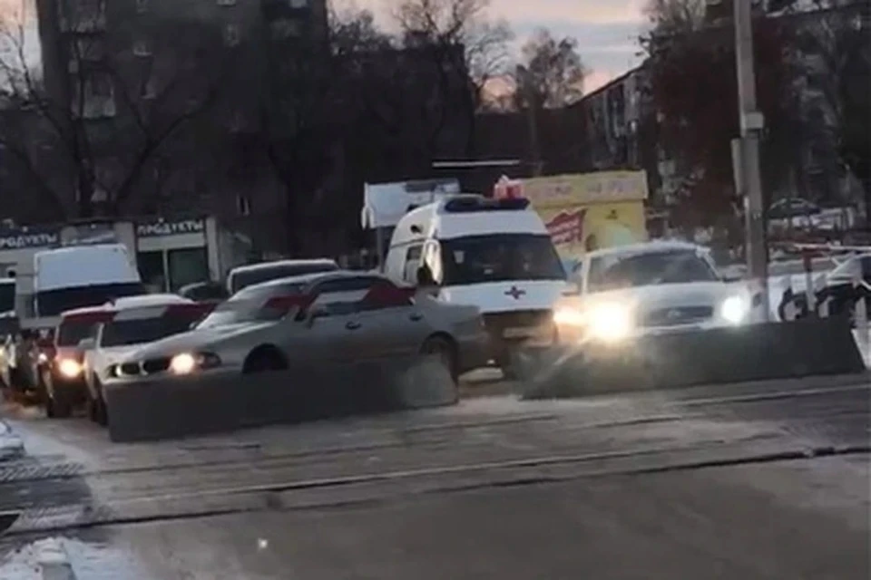 В Новосибирске ГИБДД разыскивает водителя, не пропустившего скорую помощь на Ж/Д переезде. Фото: Кадр из видео\"АСТ-54"