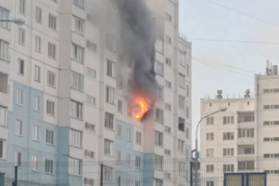«Был громкий хлопок!»: в Новосибирске на Титова загорелась квартира на 7 этаже. Фото: стоп-кадр.