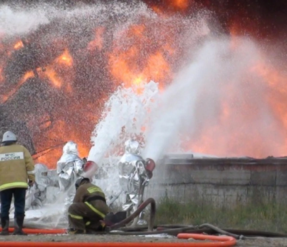 Пожар является чрезвычайной ситуацией. Тушение пожара. Тушение крупных пожаров. Пожар резервуара. Пожар в резервуаре с нефтепродуктами.