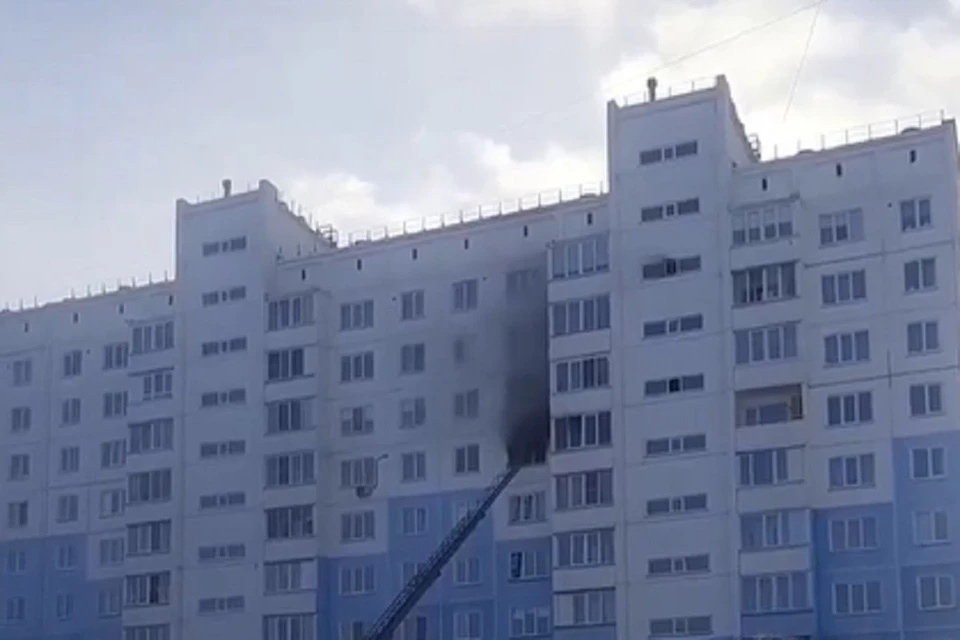 Очевидцы сообщили о погибшем на пожаре со взрывом в новосибирской высотке на Титова. Фото: "Инцидент Новосибирск".