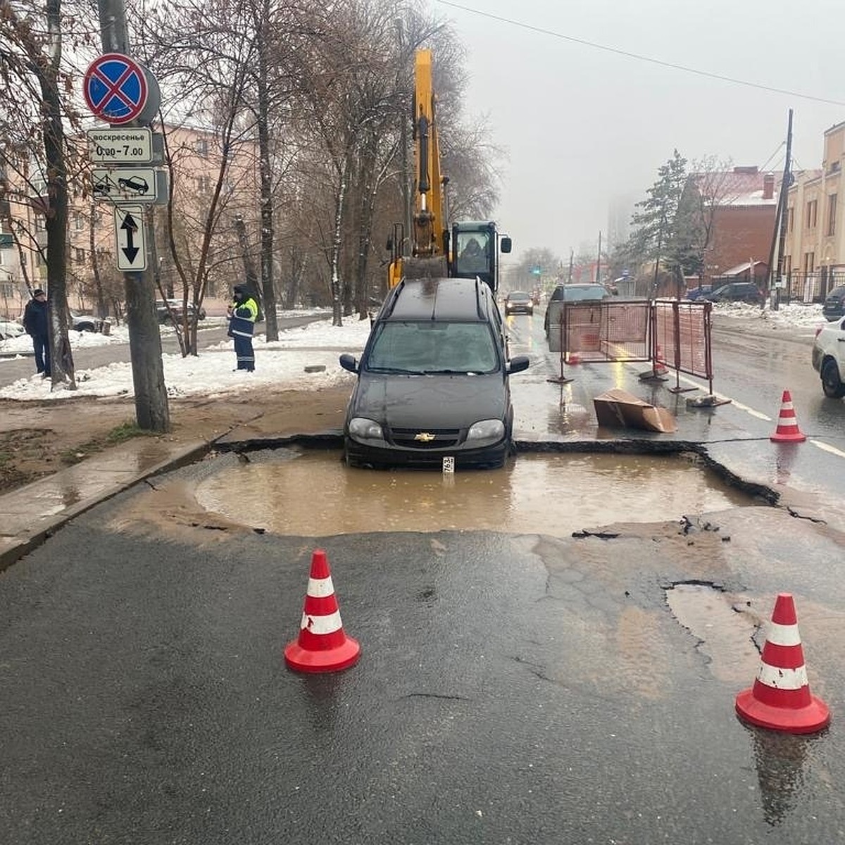 Полицейские рассказали подробности аварии с обвалившемся асфальтом на улице  Мориса Тореза в Самаре - KP.RU