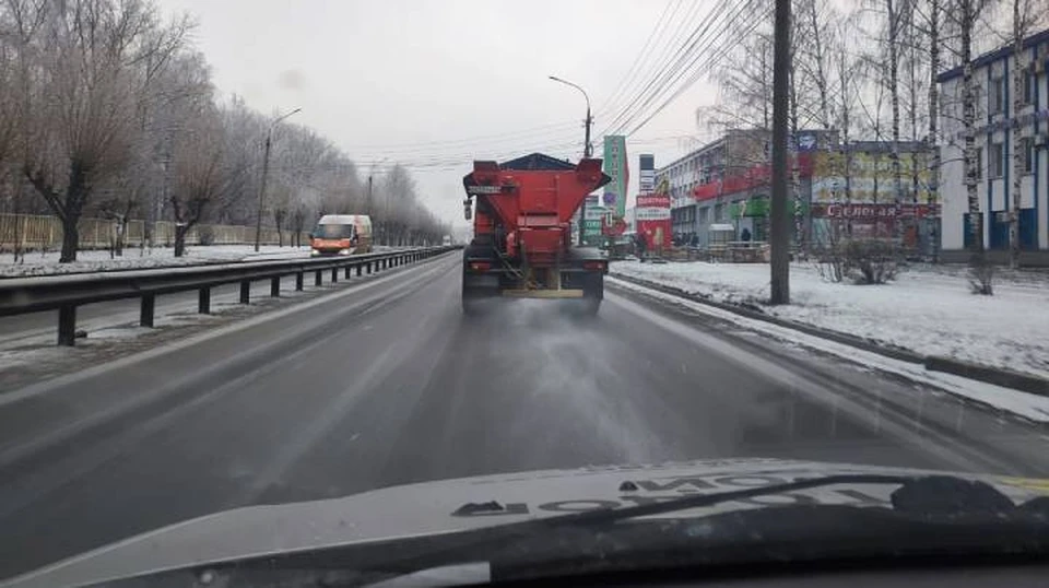 Снегоуборочная техника очищает и обрабатывает дороги галитом. Фото: admkirov.ru
