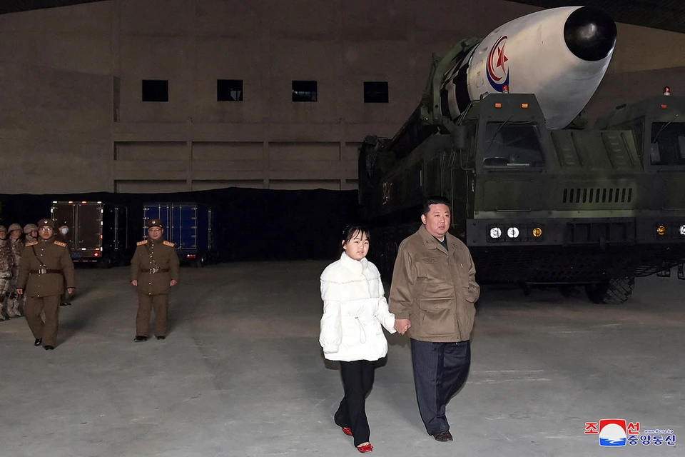 Как пишет «Гардиан», основная гипотеза – так Ким Чен Ын готовит корейцев и иностранных лидеров к своему преемнику. Точнее, преемнице.