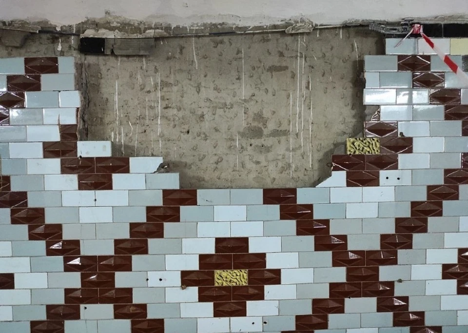 В Ростове в подземном переходе обрушилась керамическая плитка.