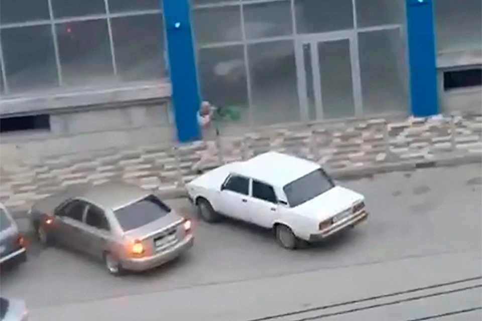 Мужчина устроил стрельбу у торгового центра в Крымске Фото: скриншот из видео