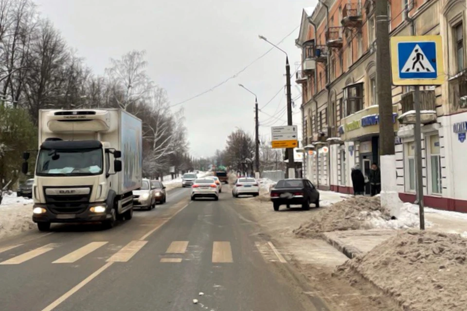 Фото с места ДТП на улице Спартака от УГИБДД по Тверской области.