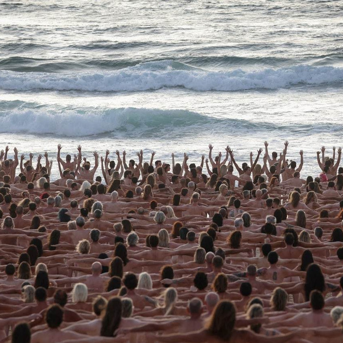 Спенсер Туник раздел догола на австралийском пляже 2,5 тысячи женщин и  мужчин - KP.RU