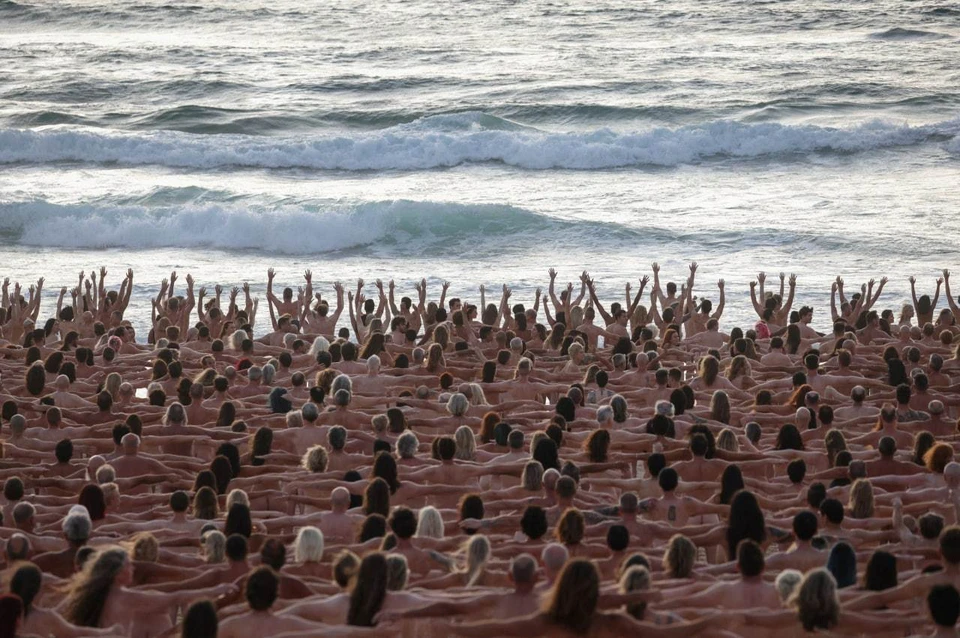 Американский фотограф собрал на рассвете на пляже 2.5 тысячи обнаженных добровольцев обоего пола и снял их в лучах восходящего солнца.