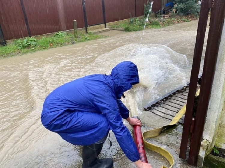 Последствия сильного дождя в Сочи 27 ноября 2022 года: в городе откачивают воду