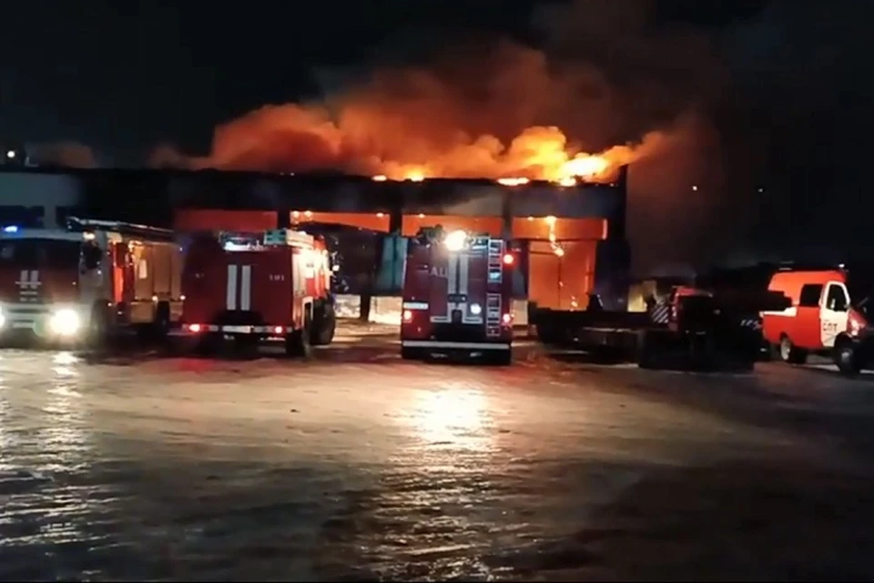 В Ярославле загорелись складские помещения. Скриншот с видео, группа "Подслушано в Ярославле" ВКонтакте
