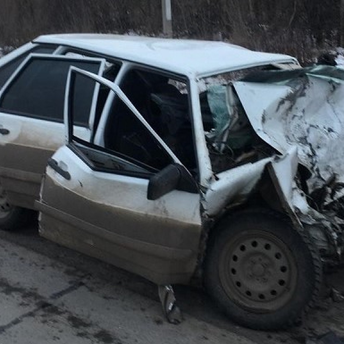 В Самарской области переднюю часть «ВАЗ-2114» смяло после столкновения с  Toyota Land Cruiser - KP.RU