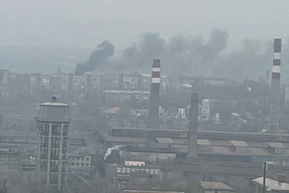 В Донецке в районе стадиона «Металлург» возник крупный пожар, который видно на многие километры вокруг. Фото: Скриншот видео ТГ/ЧП Донецк