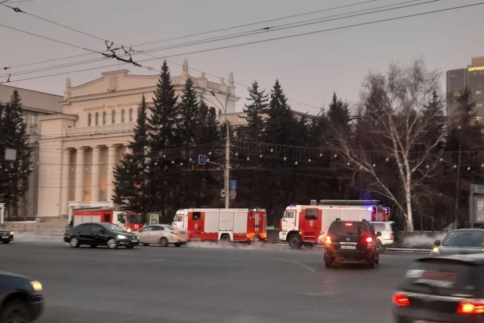 Причиной эвакуации стал пожар в киоске.