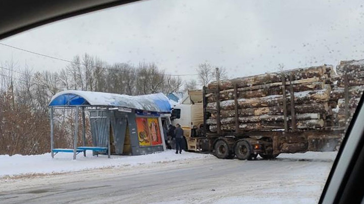 В Торжке груженый лесовоз врезался в ларёк - KP.RU